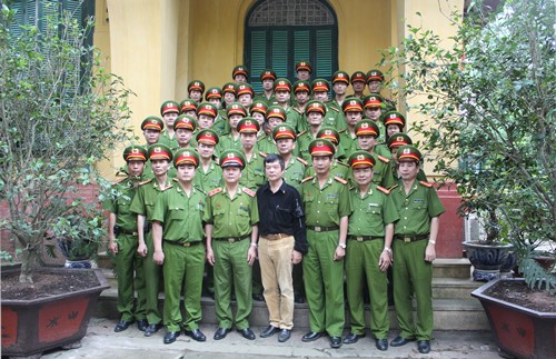 Đoàn cán bộ Học viện chụp ảnh lưu niệm tại ngôi nhà của Đại tướng.